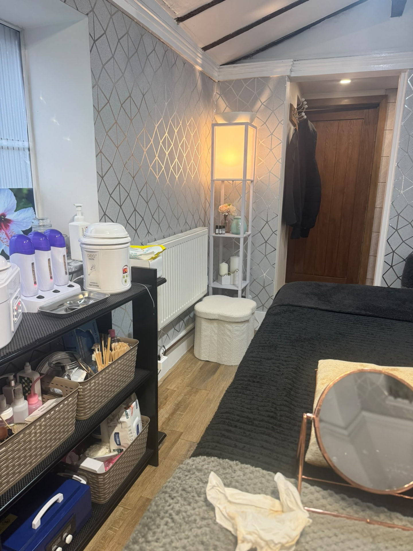 Treatment room with wax station and lamp
